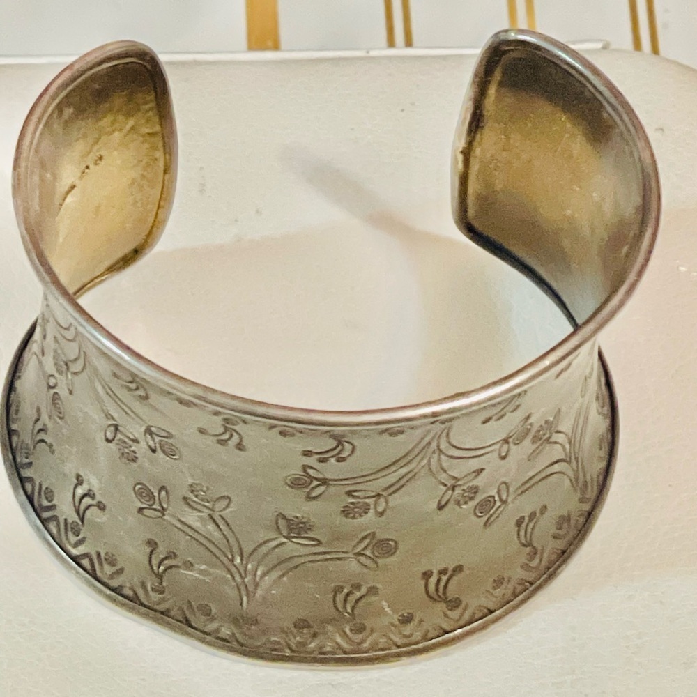 VTG THAI TRIBAL STERLING SILVER WIDE CUFF BRACELET FLORAL 63 G Sz 7.5”